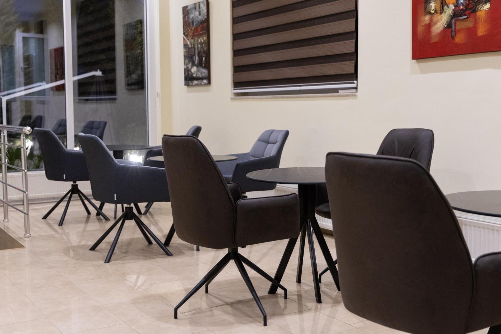 Hotel Luxor Pristina Buitenkant foto