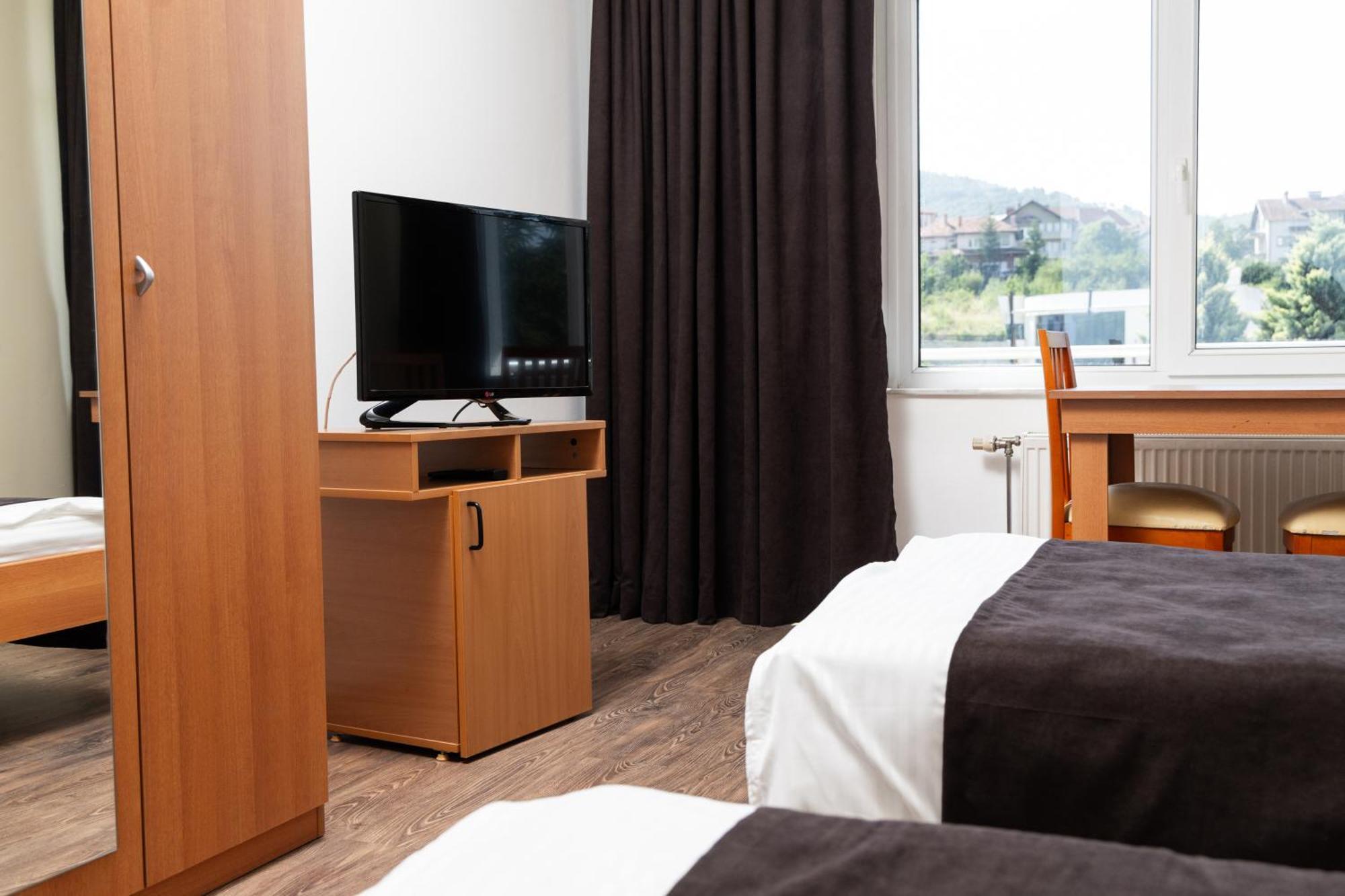 Hotel Luxor Pristina Buitenkant foto