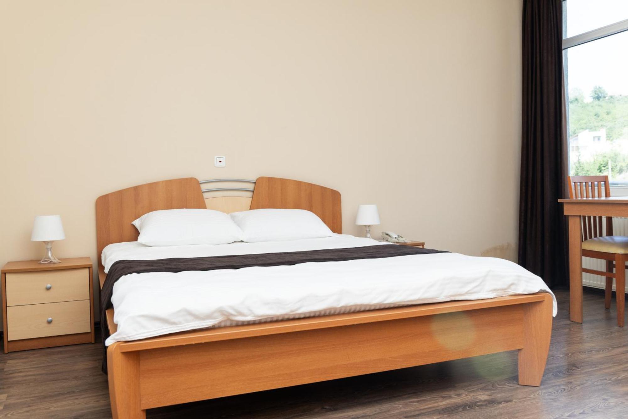 Hotel Luxor Pristina Buitenkant foto
